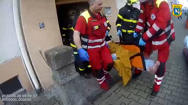Strážníci a hasiči zachránili seniora, který tři dny ležel ve vaně