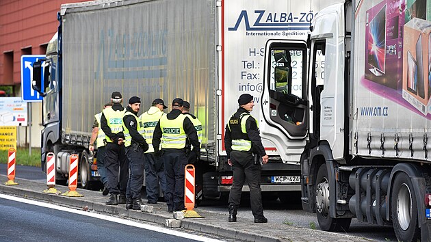 Policist kontroluj hranice se Slovenskem na silnicch, eleznicch i stezkch v lesch. (z 2022)