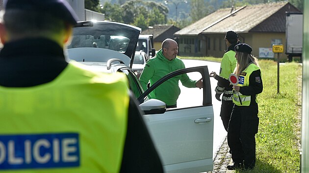 Policist kontroluj hranice se Slovenskem na silnicch, eleznicch i stezkch v lesch. (z 2022)