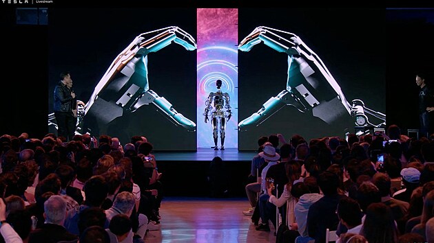 Šéf Tesly Elon Musk představil humanoidního robota jménem Optimus. (1. října 2022)