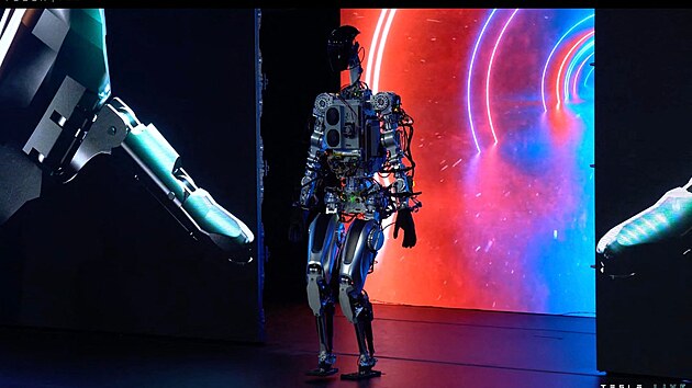 f Tesly Elon Musk pedstavil humanoidnho robota jmnem Optimus. (1. jna 2022)