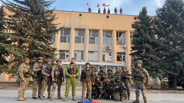 Ukrajintí vojáci uinili prohláení ped budovou místní správy v Lymanu v...