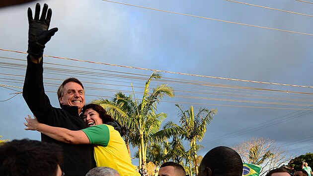 Fanynka objm brazilskho prezidenta Jaira Bolsonara. V Brazlii se odehraj prezidentsk volby. (2 jna 2022)