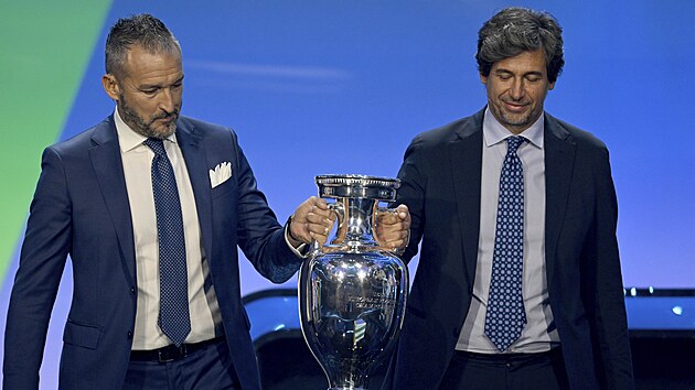 Italsk legendy Gianluca Zambrotta a Demetrio Albertini pinej ped losem kvalifikace trofej pro fotbalov mistry Evropy.