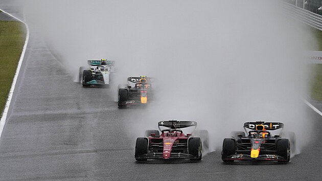 Max Verstappen a Charles Leclerc na ele propren Velk ceny Japonska.