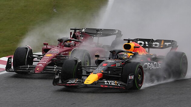 Max Verstappen a Chales Leclerc bhem velk ceny Japonska.