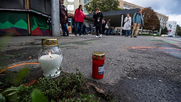 Zastávka v centru Bratislavy po nehodě, při níž opilý řidič vysokou rychlostí vjel mezi čekající Slováky. (3. října 2022)