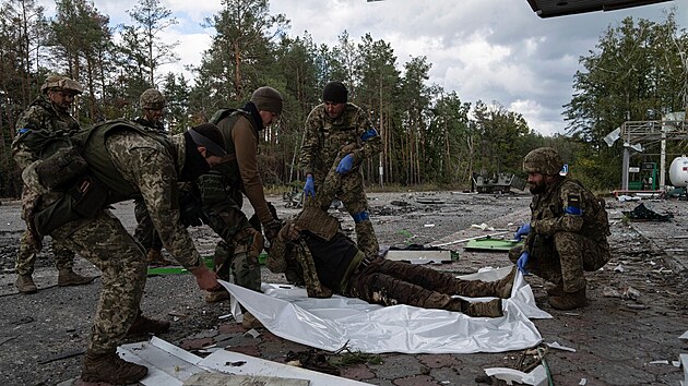 Ukrajinští vojáci v Lymanu nacházejí těla zabitých spolubojovníků i ruských okupantů. (3. října 2022)