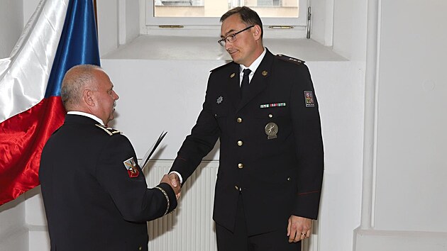 Davidu Pavelkovi (vpravo) předal ocenění ředitel jihočeských policistů Luděk Procházka.