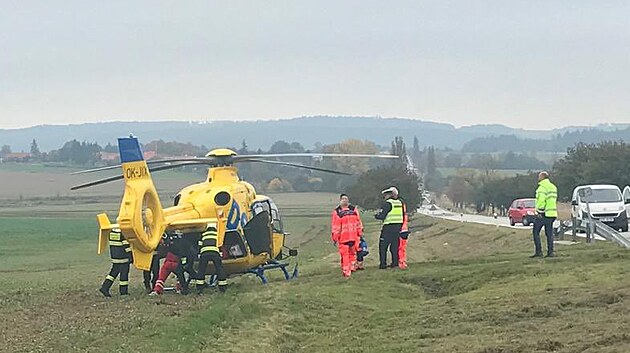 Mladšího z řidičů transportoval vrtulník do českobudějovické nemocnice.