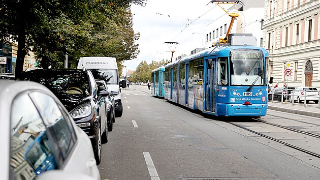 tefnikova ulice v centru Brna m na ku 32 metr, co podle mnohch nabz dost msta pro auta, kola i p. Msto vak pi rekonstrukci preferuje variantu vstcnou hlavn k motoristm.