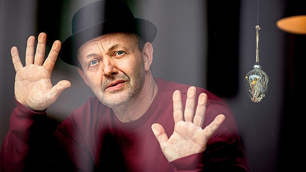 Zakldajc len a frontman skupiny Vltava Robert Nebensk je autorem naprost vtiny repertoru. Chci v lovku zpsobit vnitn zmnu, chci, aby moje texty s posluchaem nkde uvnit zalomcovaly.