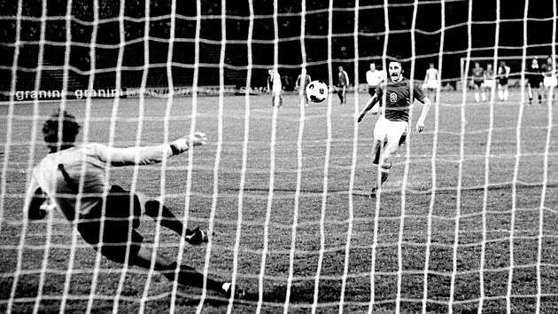 Legendrn penalta. Antonn Panenka stl v Blehrad 1976 gl nmeckmu branki Maierovi. Jak se slavn kop skuten zrodil?