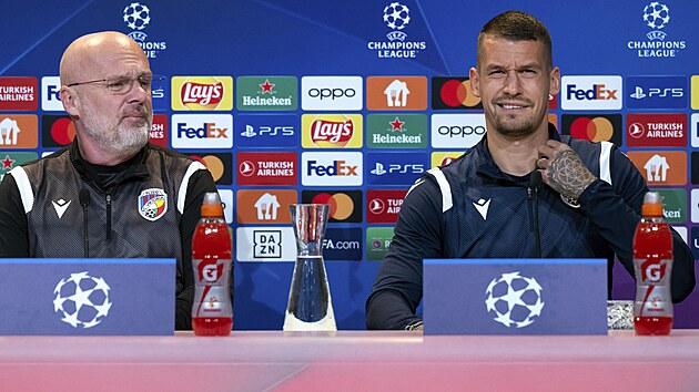 Plzesk trenr Michal Blek a kapitn Luk Hejda na tiskov konferenci ped utkn Ligy mistr na Bayernu.