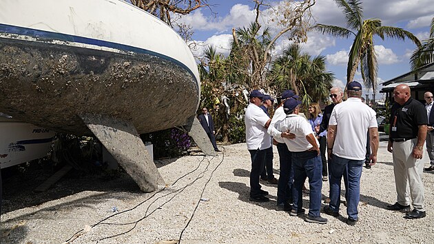 Americký prezident Joe Biden navštívil Floridu zdevastovanou hurikánem Ian. Místním slíbil spoluúčast vlády na obnově měst. (5. října 2022)