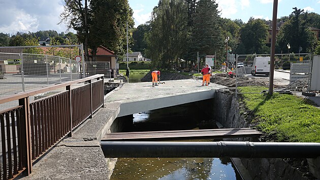 Toto přemostění přes Kozlovský potok v Lukách nad Jihlavou bylo údajně postaveno už po první světové válce. Dosud sloužilo. Postupem času se však most dostal do kategorie havarijních, takže nyní prodělává generální opravu.
