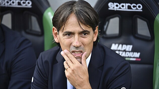 Trenr Simone Inzaghi pozoruje sv svence z Interu Miln.