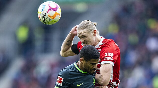 Paulo Otavio z Wolfsburgu (vlevo) v hlavikovm souboji Fredrikem Jensenem z Augsburgu.