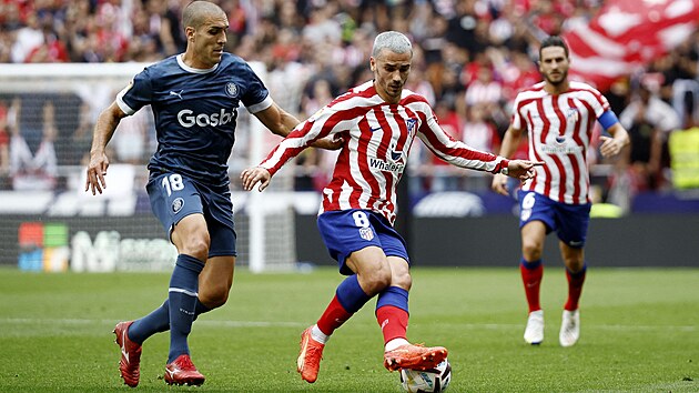 Antoine Griezmann z Atletica Madrid (vpravo) v souboji s Oriolem Romeem z Girony.