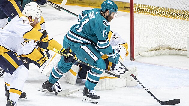 Luke Kunin ze San Jose Sharks stl gl do st Nashville Predators v zpase NHL v prask O2 aren.
