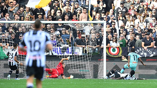 Glov momentka ze zpasu mezi Atalantou a Udinese.