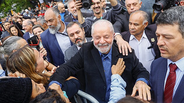 Bývalý prezident Luiz Inácio Lula da Silva se zdraví s příznivci. (2. října 2022)