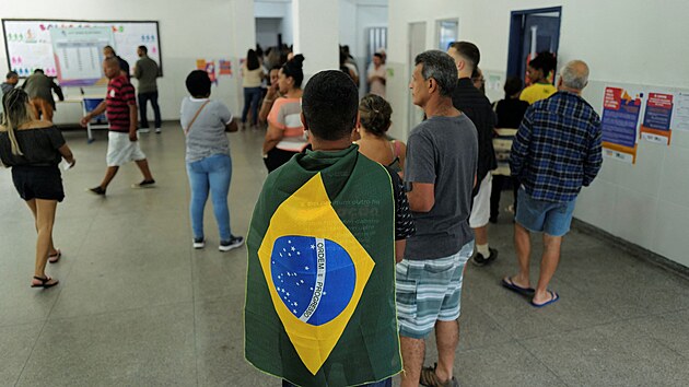 Lidé stojí ve frontě na odevzdání hlasu ve volební místnosti v brazilském Riu de Janeiru. (2. října 2022)