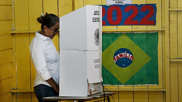 Žena ve volební místnosti v Brazílii (2. října 2022)