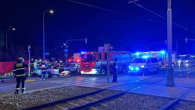 Tragická nehoda dvou vozidel v Černokostelecké ulici v Praze. (4. října 2022)
