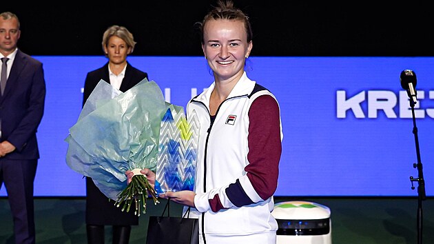 Barbora Krejčíková s trofejí pro vítězku turnaje v Tallinnu.