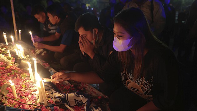 Lidé uctívají památku obětí tragického incidentu v Malangu na východní Jávě,...
