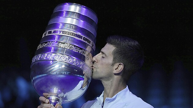 Novak Djokovi s trofej pro vtze turnaje v Tel Avivu.