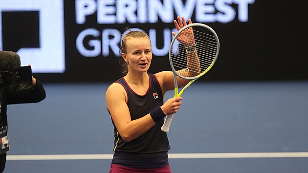 Barbora Krejkov se raduje z vhry nad Shelby Rogersovou.