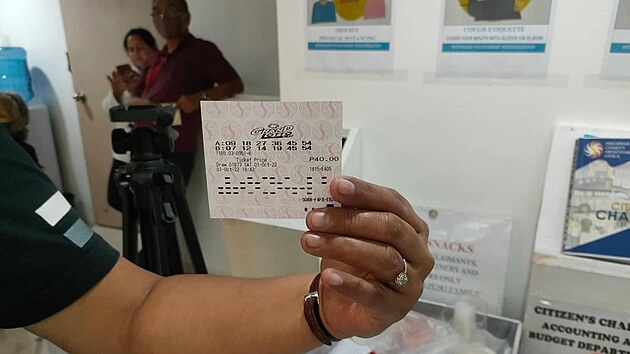 Jeden z výherců filipínské loterie s čísly 9-18-27-36-45-54.