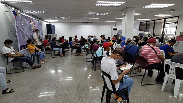 Lidé s výherními tikety čekají v kanceláři filipínské charitativní loterie na potvrzení o výhře. (5. října 2022)