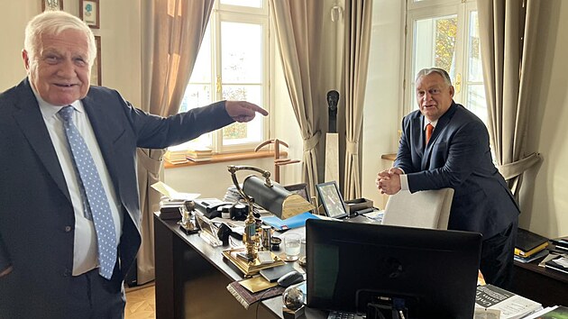 Maarsk premir Viktor Orbn navtvil exprezidenta Vclava Klause v jeho pracovn. (6. jna 2022)