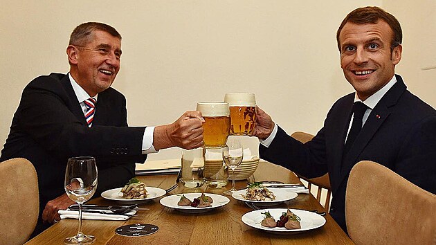 Andrej Babi a francouzsk prezident Emmanuel Macron si zali na pivo do hospody u Praskho hradu. (27. jna 2018)