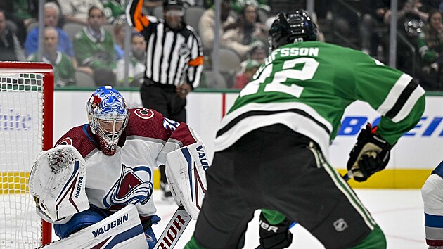 Pavel Francouz (vlevo) z Colorado Avalanche v zpase s Dallas Stars