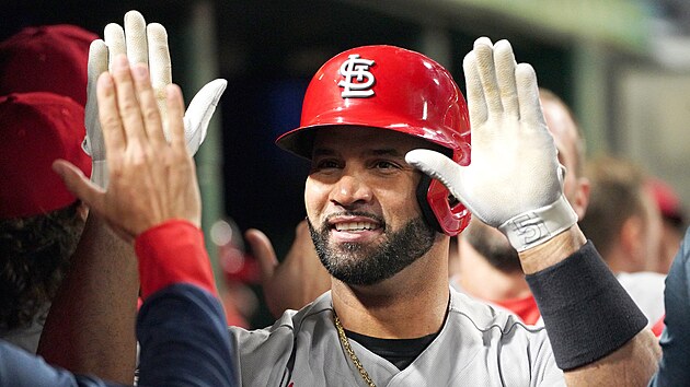 Albert Pujols ze St. Louis Cardinals slav se spoluhri svj homerun.