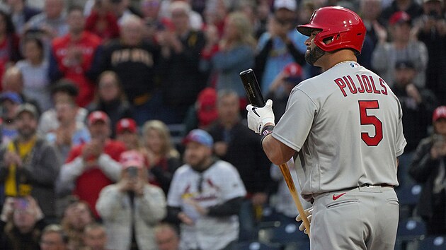 Albert Pujols ze St. Louis Cardinals se chyst na odpal.