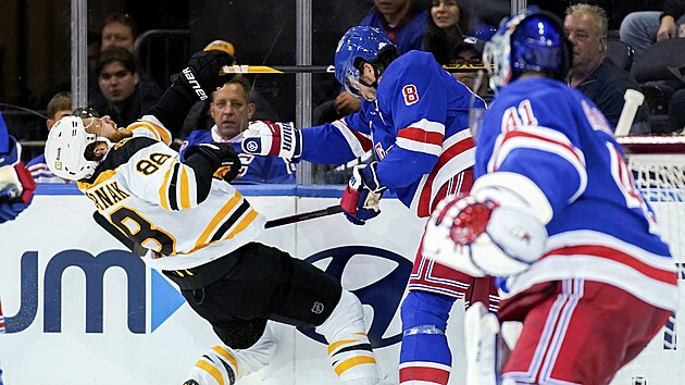 David Pastrňák z Boston Bruins padá během zápasu s New York Rangers, srazil ho...