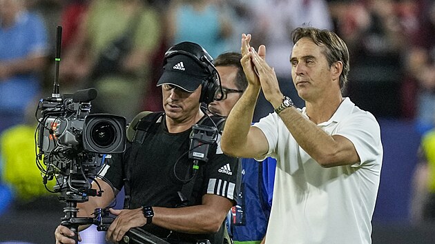 Julen Lopetegui reaguje smrem k fanoukm Sevilly po porce.