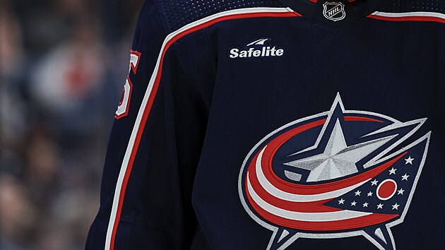 David Jiek se prezentuje v dresu Columbus Blue Jackets.