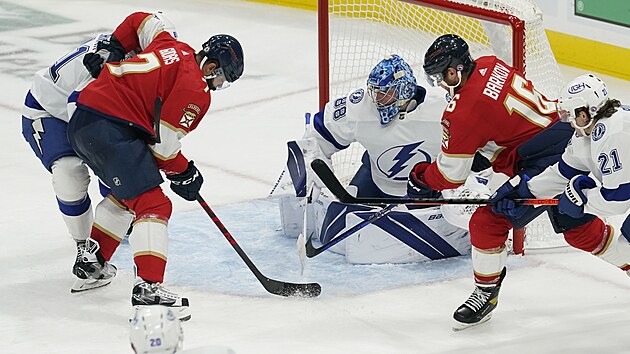 Radko Gudas (7) z Floridy ped brnou Tamba Bay, kterou hld Andrej Vasilevskij.