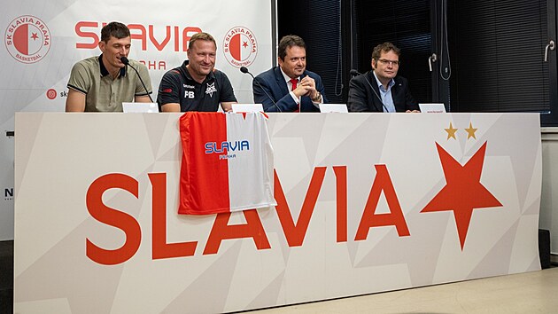 Basketbalov Slavia m velk plny. Zleva Pavel Pumprla, Pavel Bene, Ji Vrba a Marin Pag.
