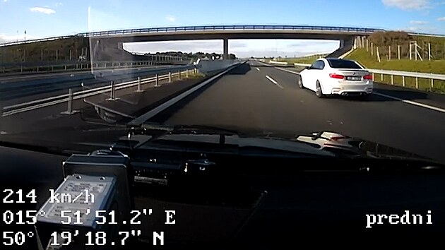 Po dálnici D11 se řidič v BMW řítil rychlostí 231km/h