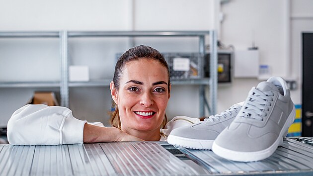 Kl�ra Borlov� zalo�ila p�ed dev�ti lety firmu Little Shoes prod�vaj�c� barefooty. Nyn� u� nab�zej� boty p�ibli�n� od 30 firem, zam�stn�v� 20 lid� a z�skala ocen�n� Jiho�esk� firma roku.