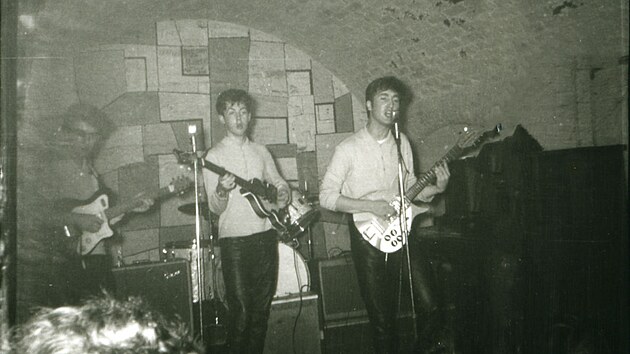 Dosud nevidn fotografie ukazuj kapelu The Beatles v jejch potcch, tedy v ervenci 1961 bhem koncert v liverpoolskm klubu Cavern. Na snmku zprava John Lennon, Paul McCartney a George Harrison. McCartney tlem zakrv tehdejho Petea Besta sedcho v pozad.