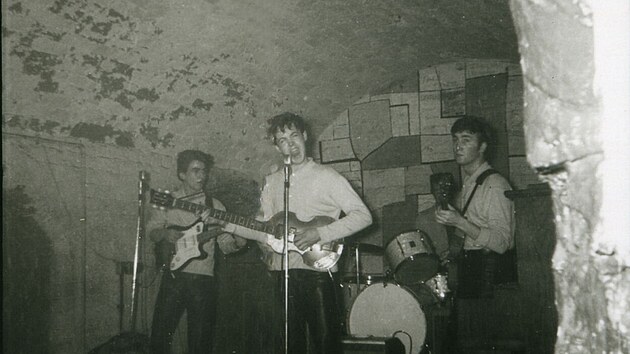 Podívejte se na neznámé snímky raných Beatles. První singl vydali před 60  lety - iDNES.cz