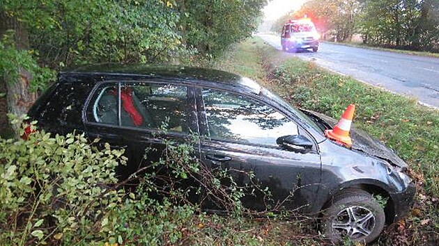 Řidič odešel od nehody vozu VW Golf u Smidar (2. 10. 2022)